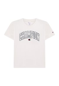 Biała koszulka z krótkim rękawem z napisem "CHAMPION" oraz czerwoną i czarną grafiką na środku klatki piersiowej, a także małym logo na lewym rękawie.