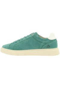 Teal-suède sneaker met een ronde neus, witte hieltab en contrasterende crèmekleurige rubbere zool. Voorzien van zes veterogen en gestikte details.