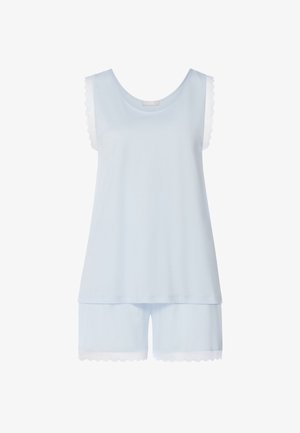 Hellblaues ärmelloses Oberteil und Shorts-Set mit weißem Spitzenbesatz an Ärmeln und Saum der Shorts, präsentiert vor neutralem Hintergrund.