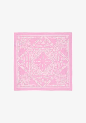 Różowy kwadratowy szalik z białymi wzorami kwiatowymi i paisley, symetrycznym wzorem oraz małą metką materiałową z boku.