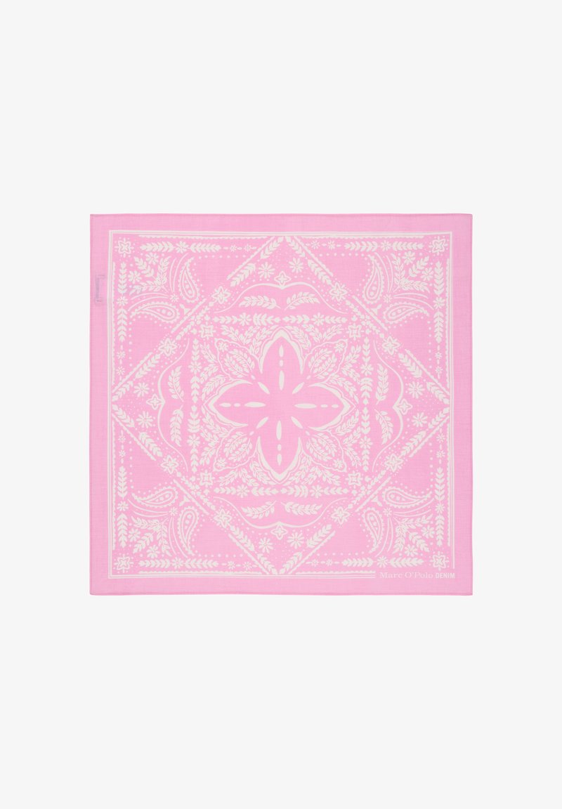 Rosa quadratisches Halstuch mit weißen Blumen- und Paisley-Mustern, symmetrischem Design und einem kleinen Stoffetikett an der Seite.