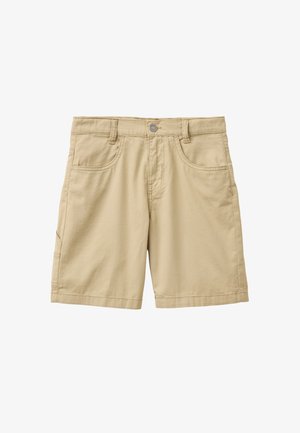 Beige knielange Shorts mit Fronttaschen, Knopfverschluss, Gürtelschlaufen und einer Seitentasche am linken Bein.