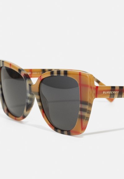 Óculos de sol Burberry com uma armação em padrão xadrez nas cores laranja, preto e Bege, com lentes escuras e logotipo dourado na lateral.