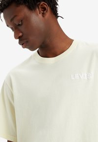 Levi's® RELAXED FIT GRAPHIC TEE - Camiseta básica - ssnl headline pear sorbet