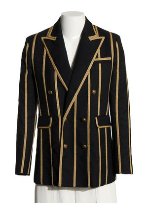 Blazer noir croisé avec des rayures verticales dorées, garniture dorée assortie sur les revers et les poches, et boutons en laiton sur le devant.
