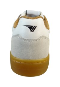 Weiße und graue Sneaker mit einer Gummisohle, ausgestattet mit einem Wildlederrücken, schwarzem Logodetail und kontrastierenden Materialien in einem Low-Top-Design.