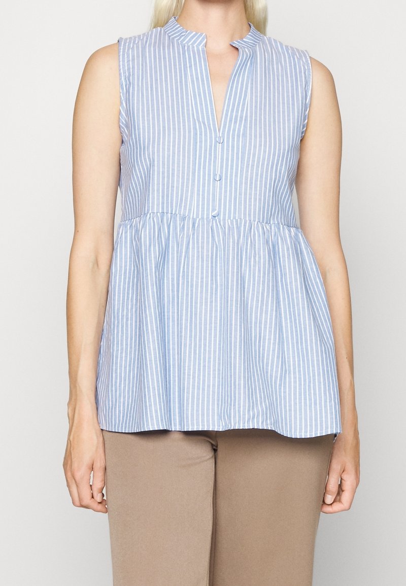 Haut sans manches rayé bleu et blanc avec col mandarin et patte de boutonnage ; buste ajusté avec un bas de peplum évasé.