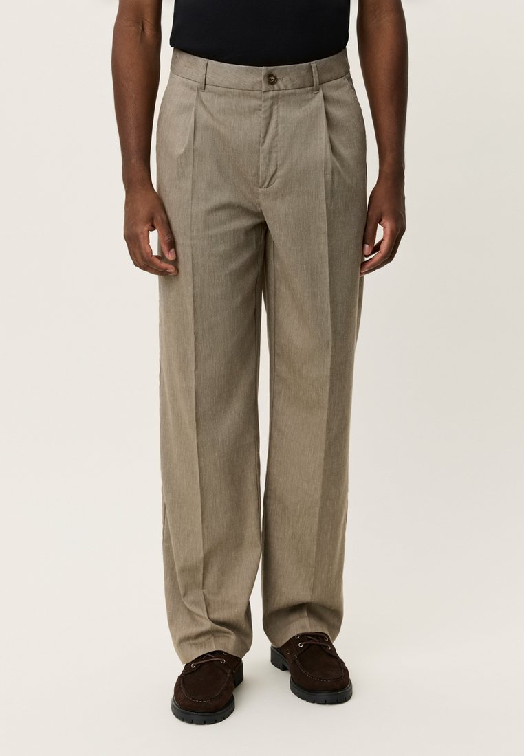 Μπεζ, πιετέ παντελόνια από ελαφρύ ύφασμα. Διαθέτουν κλείσιμο με κουμπί, ελαφρώς στενό πόδι και υφή για πιο λεπτομερή εμφάνιση.