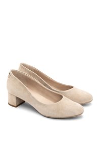 Beżowe zamszowe buty na obcasie z zaokrąglonym noskiem i niskim słupkowym obcasem. Charakteryzują się gładkim wykończeniem i małym akcentem na obcasie.