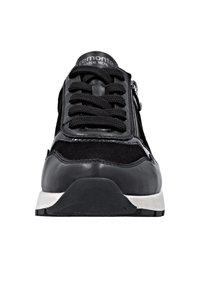 Schwarzer Sneaker aus Leder und Wildleder, mit Schnürdesign, Reißverschlussdetails an der Seite und einer strukturierten Gummisohle.