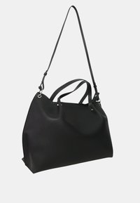 Borsa a mano in pelle nera con finitura testurizzata, presenta due manici superiori e una tracolla rimovibile, una base ampia e hardware minimale.