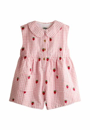 Różowo-biały kraciasty kombinezon bez rękawów z zaokrąglonym kołnierzem, drewnianymi guzikami, przednimi kieszeniami i czerwoną haftowaną truskawką na całej powierzchni.
