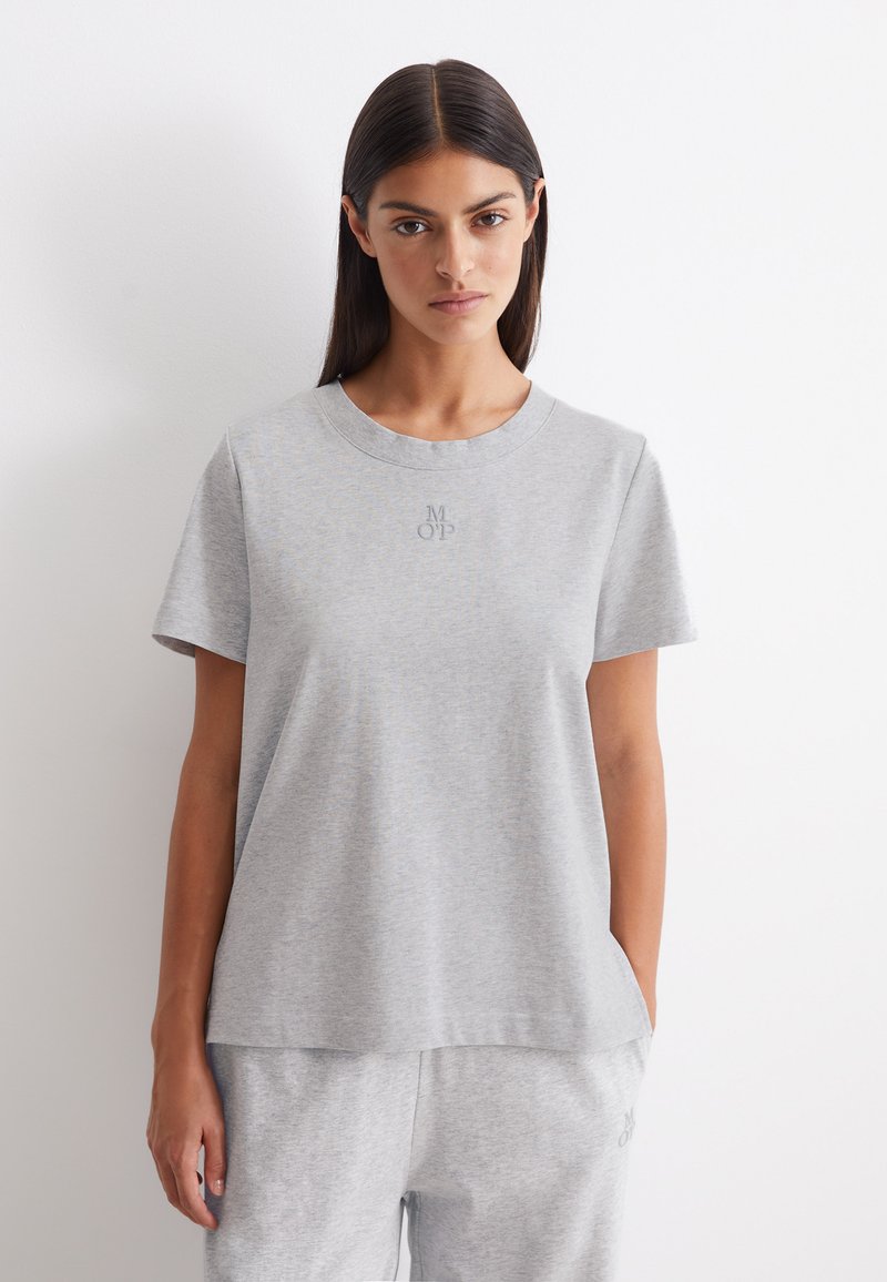 Grijze katoenen t-shirt met korte mouwen, een ronde hals en een subtiele reliëflogo op de borst. Zachte textuur en een comfortabele pasvorm.