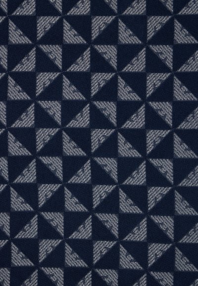 Tumši zils tekstilmateriāls ar ģeometrisku rakstu, kurā atkārtojas gaismas un tumši pelēku trīsstūru režģis ar mīkstu tekstūru.