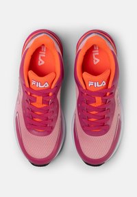 Sneaker Fila rosa con tomaia in rete, dettagli arancioni vivaci e lacci testurizzati. La punta rotonda e la suola ammortizzata offrono supporto.