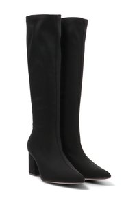 Botas negras hasta la rodilla hechas de un tejido elástico con punta afilada y un tacón cuadrado ancho, con un diseño elegante y sin costuras.