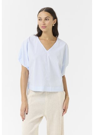 Blouse rayée bleu clair avec des manches courtes bouffantes et un col en V. Fabriquée en tissu lisse. Présente une coupe décontractée et un ourlet droit.
