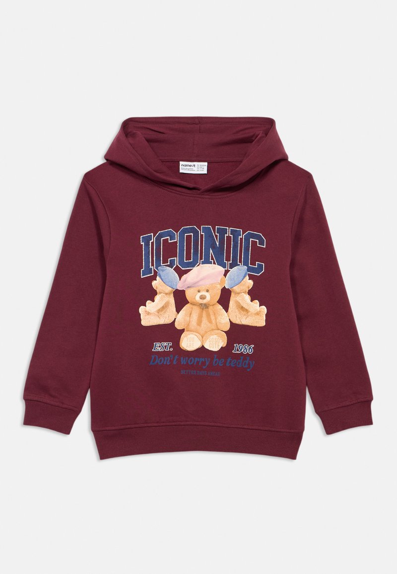 Sweatshirt bordeaux com ursos de peluche a usar chapéus e as palavras "ICÓNICO", "Não te preocupes, sê teddy" e "EST. 1986" na parte da frente.