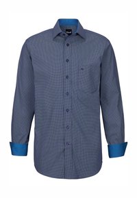 Camicia a maniche lunghe a quadretti blu con colletto e polsini blu uniformi, taschino singolo sul petto e chiusura con bottoni.