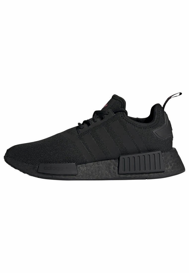 Černá sportovní bota s texturovaným síťovaným svrškem, třemi horizontálními pruhy, polstrovanou podrážkou a gumovými detaily. Lehký a minimalistický design.
