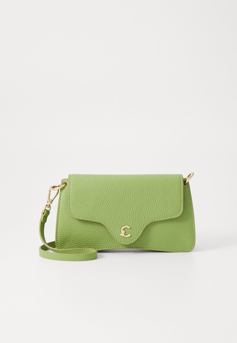 Grüne Lederhandtasche mit Klappenverschluss, strukturiertem Oberflächen, goldenen Hardware-Akzenten, abnehmbarem Tragegurt und einem dezenten Logo auf der Vorderseite.