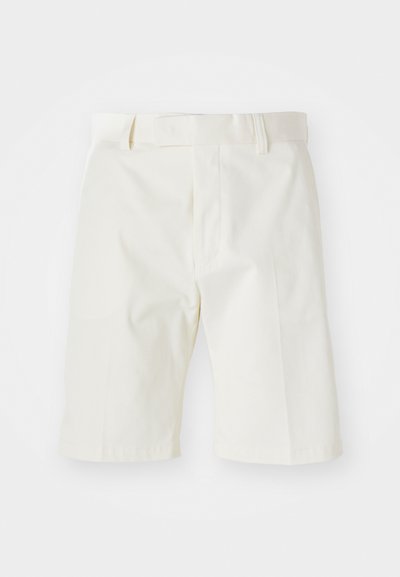 Weiße Baumwollshorts mit geradem Schnitt, flachem Vorderteil, Gürtelschlaufen und glatter Textur. Keine sichtbaren Muster oder Akzente.