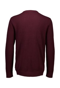 Burgunderfarbener Pullover, Rundhalsausschnitt, strukturiertes Strickmaterial, gerippte Bündchen und Saum, lange Ärmel, Rückansicht, keine sichtbaren Marken oder Muster.