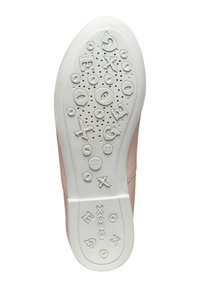 Podeszwa buta z białej gumy z perforowanym wzorem, na którym znajdują się litery i symbole. Różowa skórzana cholewka przechodzi na pięcie.