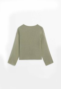 Pull en maille vert olive clair avec manches longues et larges et encolure ronde, vu de dos sur fond blanc.