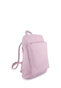 Roze leren rugzak met een gladde textuur, een ritsvak aan de voorkant en verstelbare schouderbanden. Heeft een minimalistisch ontwerp.