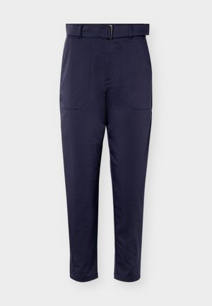 Γαλάζια σκούρα παντελόνια με στενή γραμμή, ψηλή μέση, ταιριαστή ζώνη, μπροστινές τσέπες και ραμμένα τελειώματα, σε απλό φόντο.