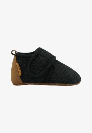 Pantofole morbide nere con tacco marrone, cinturino regolabile in velcro e suola antiscivolo puntinata, progettate per uso interno.