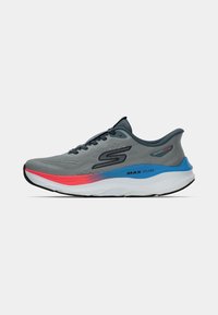 Chaussure de course grise Skechers avec logo noir, semelle intermédiaire à dégradé bleu et rouge, et semelle blanche sur fond blanc uni.