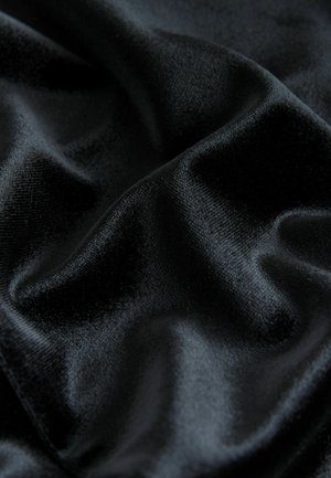 Must mustri kangas, millel on sile ja läikiv tekstuur, pehme ja voolava voldiga ning maalähedased valguse peegeldused. Mustrit ega aktsente ei esine.