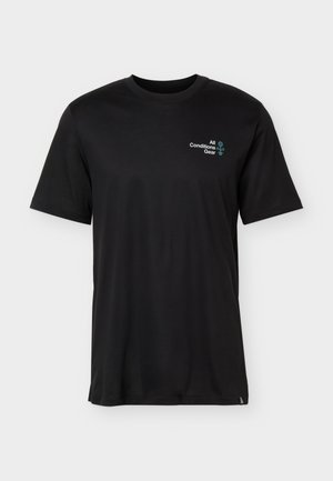Μαύρο κοντομάνικο t-shirt με στρογγυλή λαιμόκοψη, μικρό λευκό κείμενο «All Conditions Gear» και πράσινο λουλουδάτο σχέδιο στο αριστερό στήθος.