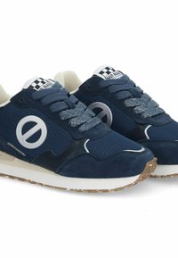 Sneakers blu navy con materiali in rete e suede, dettaglio del logo argentato, linguetta a scacchi e lacci luccicanti. Suola intermedia bianca e suola in gomma.