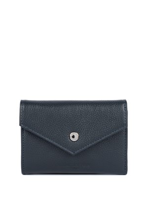 Portefeuille en cuir bleu foncé avec une finition texturée, doté d'une fermeture à rabat et de ferrures en argent. Nom de la marque embossé en bas.