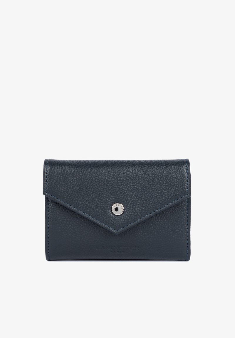 Portafoglio in pelle blu scuro con finitura texturizzata, dotato di chiusura a patta e accessori in argento. Nome del marchio stampato in rilievo nella parte inferiore.