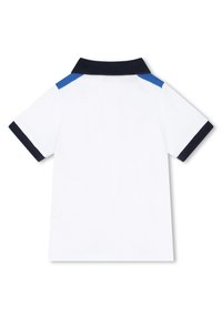 Polo shirt bianca con colletto e maniche color navy, caratterizzata da accenti blu sulle spalle. Realizzata in tessuto testurizzato, adatta per un abbigliamento informale.