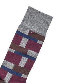 Bunte Socke mit geometrischem Muster. Grauer gerippter Bund, karierte Gestaltung mit kastanienbraunen, braunen und blauen Rechtecken am Sockenkörper.