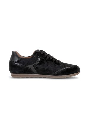 Zwarte lage sneaker met suède en leren details, zwarte veters en een lichtbruine rubberen zool, gezien vanaf de buitenkant.