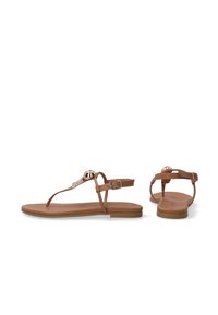 Braune flache Sandalen mit einem T-Riemen-Design, versehen mit einem dekorativen metallischen Akzent und einem verstellbaren Knöchelriemen für die Passform. Glattes, strukturiertes Material.