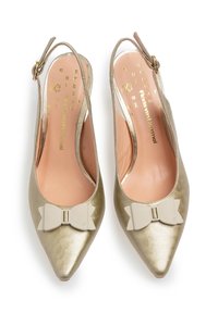 Kultaiset slingback-korkokengät, joissa on terävä kärki, sileä metallinen pinta ja huomattava kermaisen värinen nauha etuosassa. Pehmeä sisävuori.