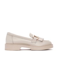 Mocassin en cuir beige clair avec une plateforme basse, présentant une boucle décorative et un détail frangé sur le cou-de-pied. Texture lisse et forme structurée.