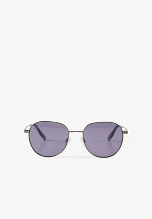 Sonnenbrille mit Metallgestell, dunkelgrauen ovalen Gläsern und transparenten Nasenpads, vor weißem Hintergrund gezeigt.