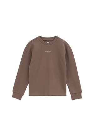 Brązowy sweter z dzianiny wafelkowej z długim rękawem, okrągłym dekoltem i małym białym napisem nadrukowanym na środku klatki piersiowej.