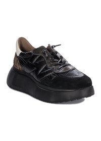 Zapatilla negra con una combinación de piel lisa, ante y acentos texturizados. Presenta una suela gruesa y con patrón, además de cordones. Detalle sutil de estampado animal.
