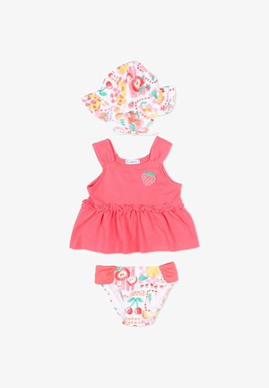 Ensemble de maillot de bain trois pièces pour tout-petit comprenant un haut sans manches corail, un chapeau de soleil à motif de fruits et un bas de maillot assorti à imprimé floral avec des panneaux latéraux corail.
