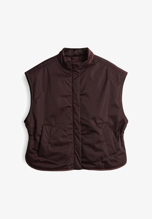 Bruine gewatteerde vest met een hoge kraag, mouwloos ontwerp en twee grote voorzakken, gemaakt van een gladde, waterbestendige stof.