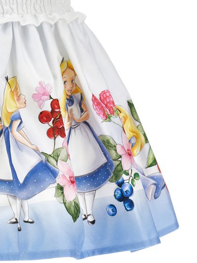 Kjole i bomull med blå og hvit design, med illustrasjoner av en blond jente, blomster og bær, avsluttet med en volang i midjen.